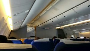機内
