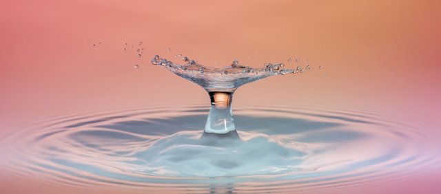 水面にできた王冠